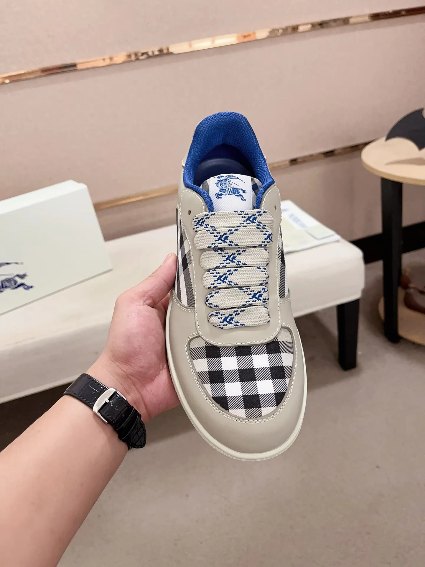 Men's shoes💰: 620💰Top version🥳◾️▫️The new Burberry men's classic low-top sneakers are reinterpreted with Vintage retro plaid cotton material and calfskin, decorated with a new brand logo. First-layer cowhide lining, embossed Burberry logo on the heel, and original TPU outsole! Code number: 38-45. Women's sizes and 46 can be customized.